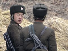 Severokorejští vojáci střeží hranici KLDR.