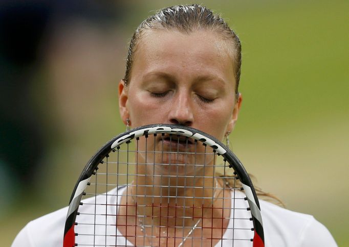 Petra Kvitová v zápase s Kirsten Flipkensovou na Wimbledonu 2013