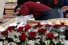 Itálie pláče pro své oběti, najít živé je už bez šance