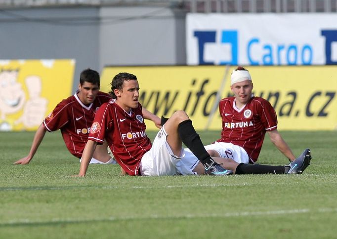 Po devadesáti minutách hry ale zůstali Sparťané mlčky sedět na hřišti. Jejich tým prohrál 1:2. Díky vítězství Slavie v Mladé Boleslavi ztratil první příčku v tabulce a velmi pravděpodobně i mistrovský titul.