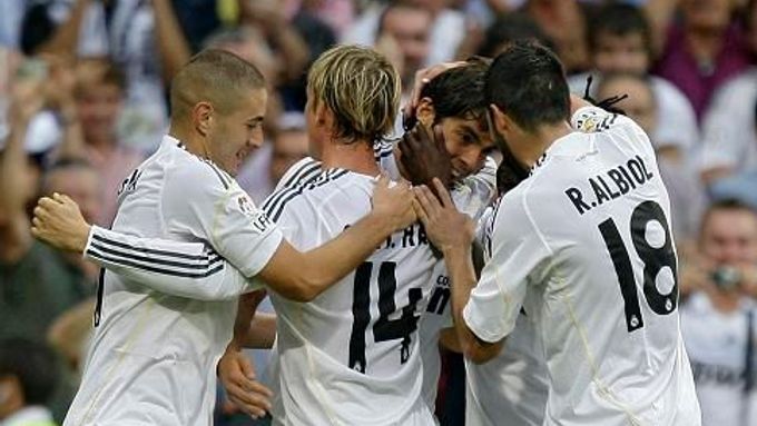 Fotbalisté Realu Madrid slaví gól do sítě Tenerife