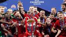 Fotbalisté Liverpoolu s trofejí pro vítěze Ligy mistrů