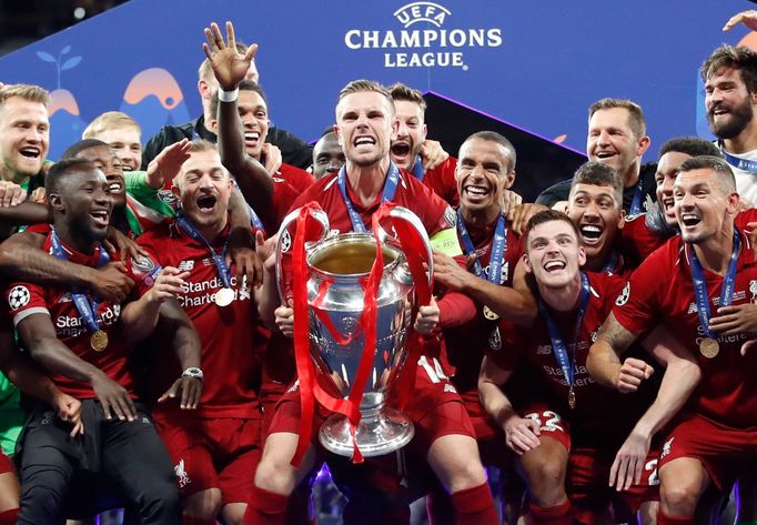 Fotbalisté Liverpoolu s trofejí pro vítěze Ligy mistrů