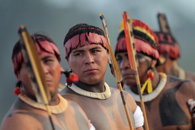 Yawalapiti men watch wrestling matches as part of this year's 'quarup,' a ritual held over several days to honour in death a person of great importance to them, in the Xingu National Park, Mato Grosso State, August 19, 2012. This year the Yawalapiti tribe honoured two people - a Yawalapiti Indian who they consider a great leader, and Darcy Ribeiro, a well-known author, anthropologist and politician known for focusing on the relationship between native peoples and education in Brazil. Picture taken August 19, 2012. REUTERS/Ueslei Marcelino (BRAZIL - Tags: SOCIETY ENVIRONMENT) FOR EDITORIAL USE ONLY. NOT FOR SALE FOR MARKETING OR ADVERTISING CAMPAIGNS. ATTENTION EDITORS - PICTURE 30 OF 37 FOR THE PACKAGE 'THE YAWALAPITI QUARUP RITUAL' Published: Srp. 29, 2012, 10:21 dop.