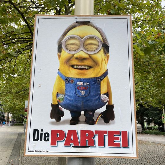 Recesisté z Die Partei dobře vědí, jak směšnou postavou se Armin Laschet stal. Tak šup s tím na plakáty.