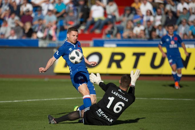 Jan Laštůvka a Alexandru Baluta v zápase 10. kola Baník - Slavia.