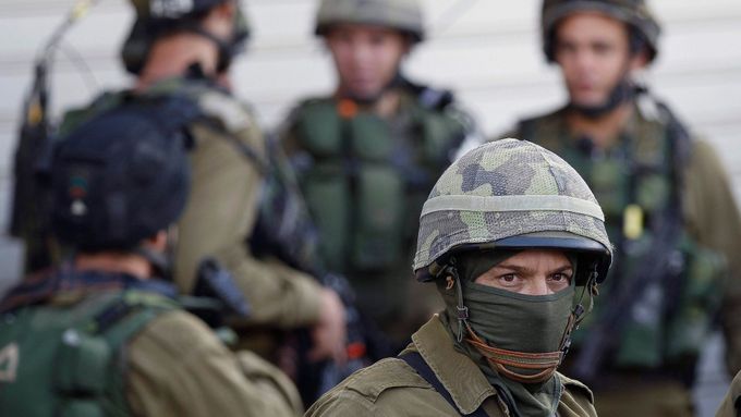Izraelští vojáci během pátrací operace na Západním břehu Jordánu. Pokoušejí se najít tři unesené studenty.
