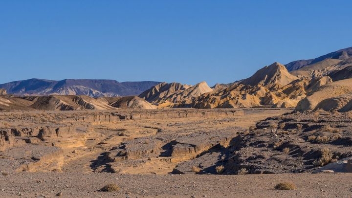 V Údolí smrti se zřítila stíhačka námořnictva USA. Několik turistů je zraněných