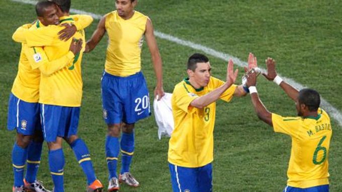 Tři góly do branky Chile a brazilská samba tancuje dál