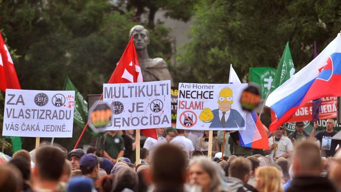 Demonstrace proti přijetí uprchlíků na Slovensku.