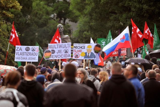 Do ulic Bratislavy vyšly 20. června tisíce lidí, kteří protestovali proti přijímání uprchlíků. Velkou část demonstrantů tvořili pravicoví extremisté.