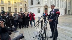 Předseda ANO Andrej Babiš odpovídá v nepříliš dobré náladě na několik málo dotazů novinářů po odchodu od prezidenta Petra Pavla ve středu 12. listopadu 2025