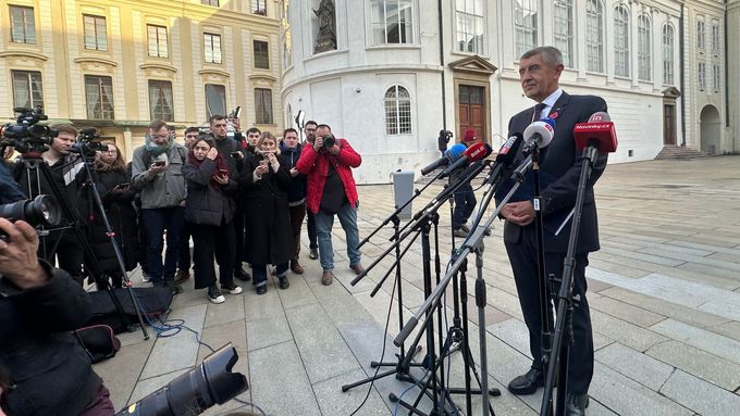 Předseda ANO Andrej Babiš odpovídá v nepříliš dobré náladě na několik málo dotazů novinářů po odchodu od prezidenta Petra Pavla ve středu 12. listopadu 2025