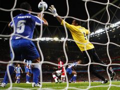 Porto vypadalo v úterý na hřišti Arsenalu zcela bezradně. Asi jako brankář Helton and Nelson Benitez po přesné hlavičce Emmanuela Adebayora.