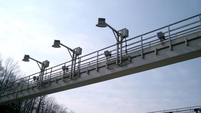 Mikrovlnné snímače firmy Kapsch nad dálnicí v Rakousku
