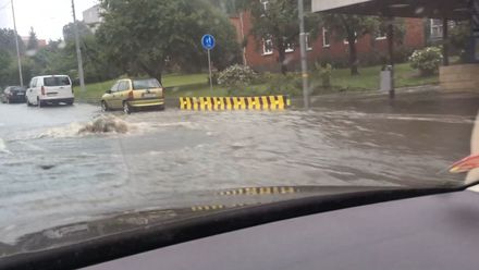 Zlín se vzpamatovává ze silné bouřky, místy byla hladina vody až 30 centimetrů