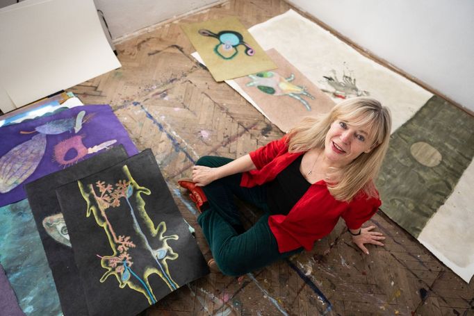 Malířka Erika Bornová ve svém pražském atelieru v Nuslích.