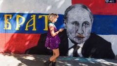 Putinovi s nápisem bratr na bělehradské zdi někdo přimaloval krev z úst a očí.