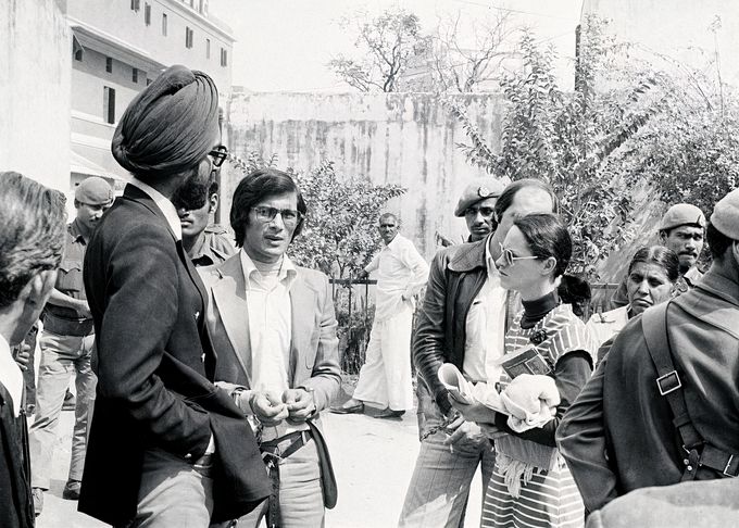 Charles Sobhraj (druhý zleva) a Marie-Andree Leclerc před soudem v Novém Dillí během slyšení v případu vražd zahraničních turistů, 24. února 1977.