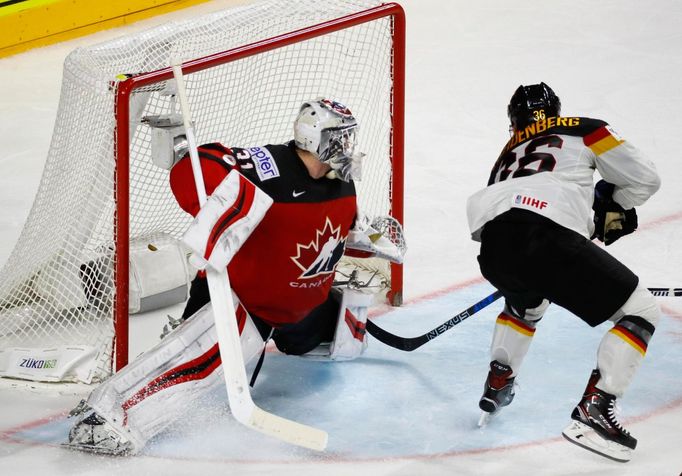 MS 2017, Kanada-Německo: Calvin Pickard - Yannic Seidenberg; gól na 2:1