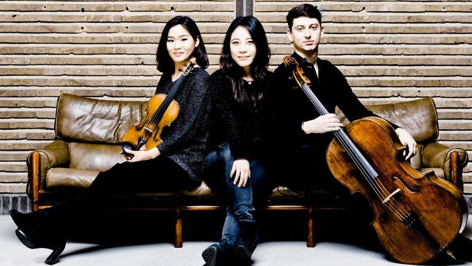 Z.E.N. Trio existuje už deset let. Tvoří ho zleva houslistka Esther Yoo, klavíristka Zhang Zuo a violoncellista Narek Hakhnazaryan.