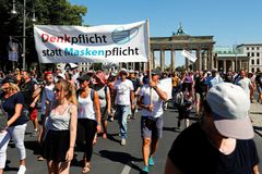 Protesty v Berlíně proti restrikcím kvůli koronaviru