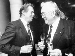 Prezident ČSSR Václav Havel a spisovatel Josef Škvorecký během setkání v kanadském Torontu 19. února 1990.