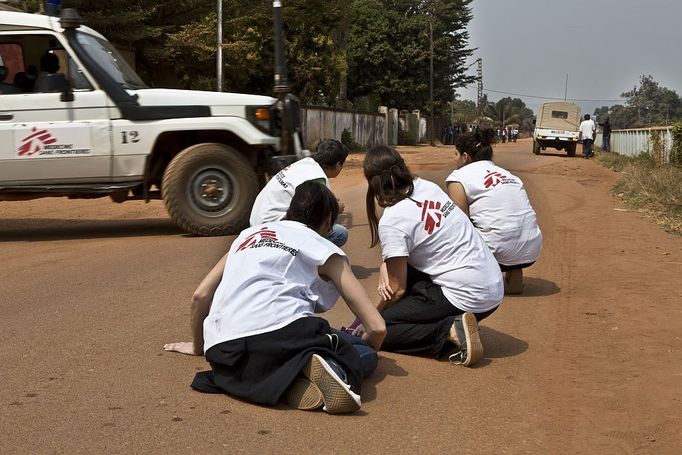 Po vypuknutí bojů uprostřed Bangui představuje cesta do nemocnice náročný úkol. Tým Lékařů bez hranic mířící do zdravotního centra Castor se snaží ukrýt před střelbou.