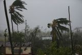 Hurikán Matthew udeřil v úterý večer na západním pobřeží Haiti. Zanechal za sebou zaplavené ulice i poničené domy.