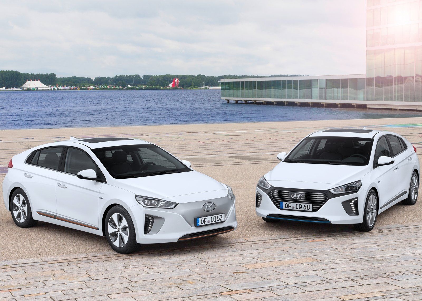 Hyundai Ioniq Electric a Hybrid