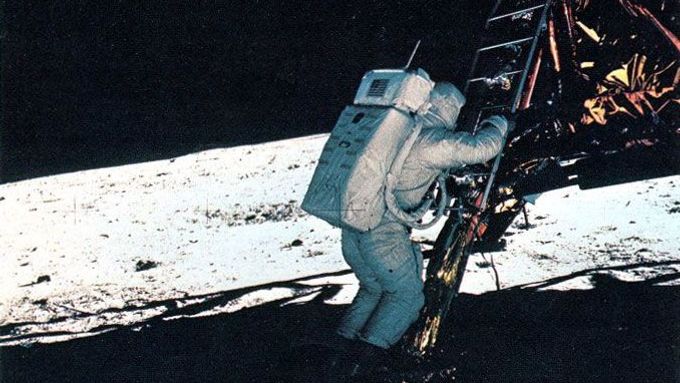 Člověk na Měsíci. Na snímku je Buzz Aldrin, kterého fotografoval Neil Armstrong, jenž vstoupil na měsíční povrch dřív.