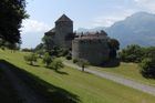 Na svazích alpského pohoří se rozkládá Lichtenštejnské knížectví. A dodnes mu také vládnou Lichtenštejnové, což je světová rarita. Vládnou z tohoto hradu z 16. století, novodobě přestavěného na zámek.