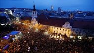 Na pietním shromáždění v Bratislavě se sešlo asi dvacet tisíc lidí, aby uctili památku Jána Kuciaka a jeho snoubenky Martiny Kušnírové.