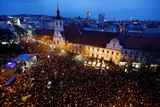 Na pietním shromáždění v Bratislavě se sešlo asi dvacet tisíc lidí, aby uctili památku Jána Kuciaka a jeho snoubenky Martiny Kušnírové.