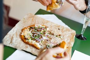 Smažený langoš mění v Praze v zážitek. Sladké i slané verze přepisují pravidla hry