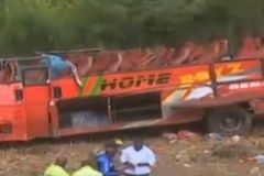 Autobus v Keni vyjel ze silnice a spadl z 20 metrů. Nehodu nepřežilo 51 lidí