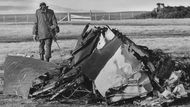 Argentinský voják prochází kolem sestřeleného britského bojového letounu v Darwinu. (Archivní snímek z května 1982)