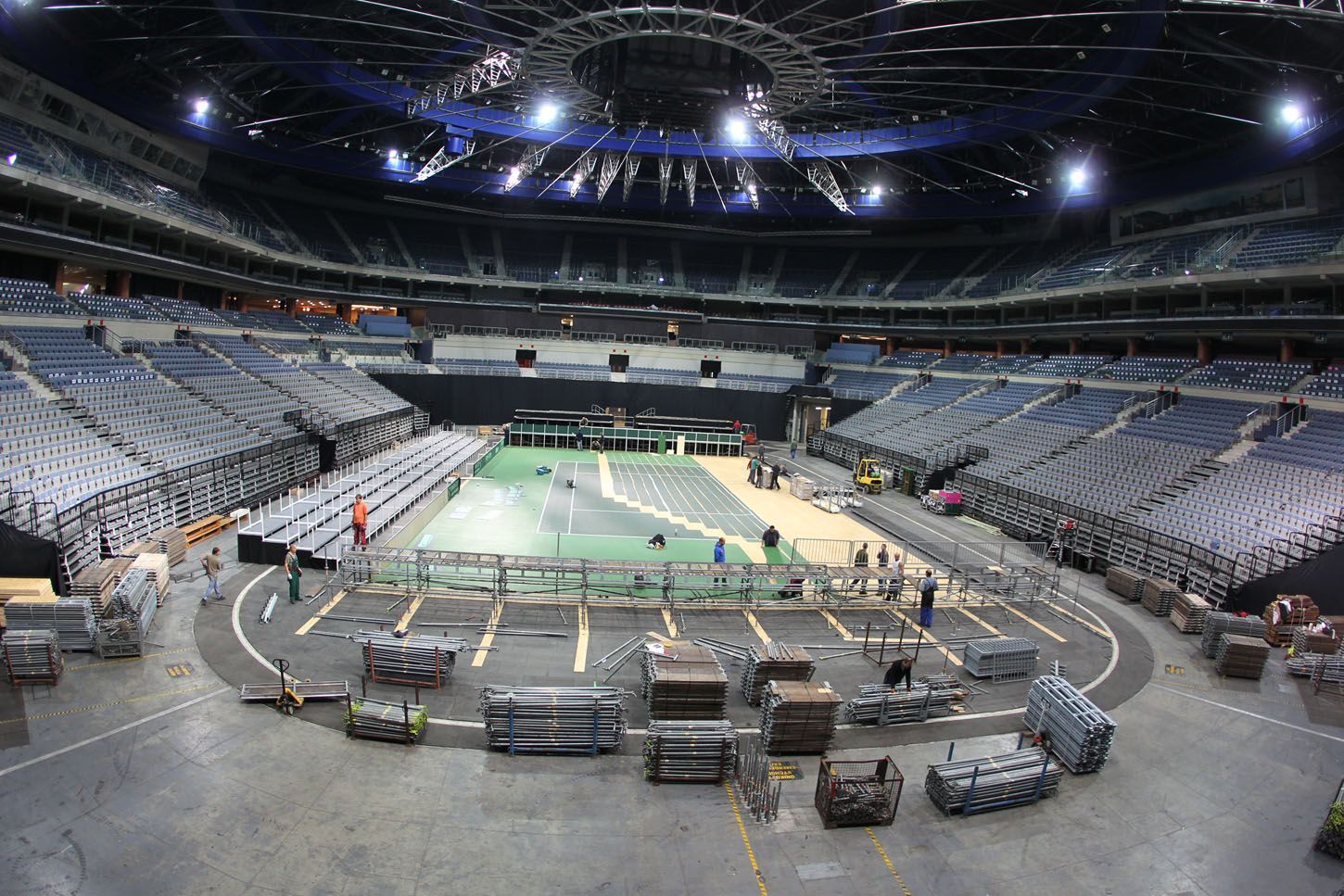 Přestavba O2 arény z ledové plochy na tenisový povrch před finále Davis Cupu 2012.