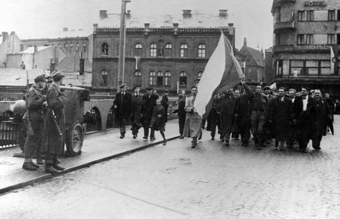 Češi se chtěli aktivně podílet na osvobození své země a pomoci tak spojencům. V Kolíně vypuklo povstání 5. května 1945.