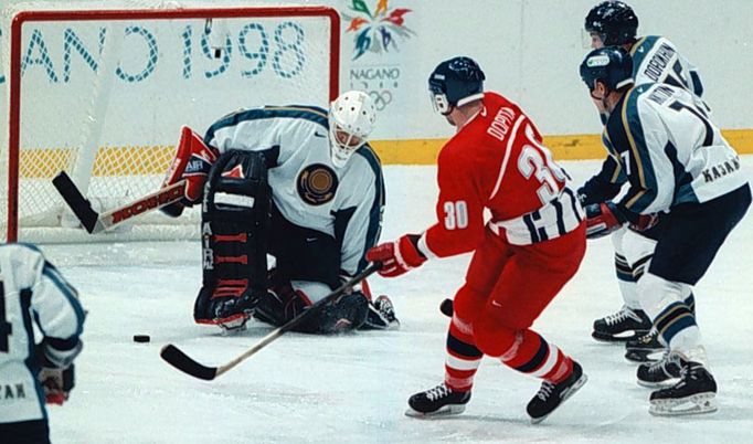 Jiří Dopita v zápase s Kazachstánem na turnaji v Naganu 1998