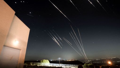 Rakety vypálené z Íránu zachyceny při pohledu z Golanských výšin, 18. června 2025.