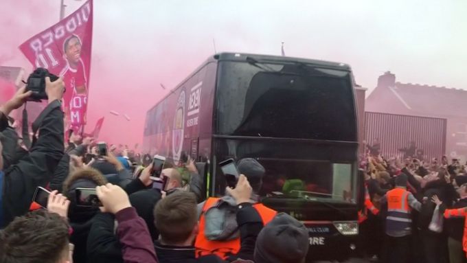 Fanoušci Liverpoolu napadli autobus, ve kterém přijížděl tým Manchesteru City.
