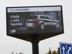 Hyundai vítá v Česku u ruzyňského letiště i cizince.