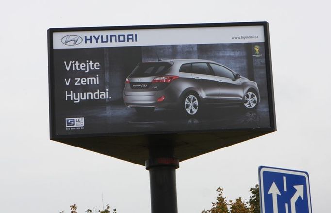 Hyundai vítá v Česku u ruzyňského letiště i cizince.