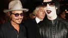 Johnny Depp a zpěvák Marilyn Manson na světové premiéře Pirátů z Karibiku: Truhla mrtvého muže v losangeleském Disneylandu