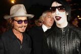 Johnny Depp a zpěvák Marilyn Manson na světové premiéře Pirátů z Karibiku: Truhla mrtvého muže v losangeleském Disneylandu