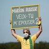 Tour de France 2020: Fanoušek s cedulí: "Marion Rousseová, vezmeš si mě?"