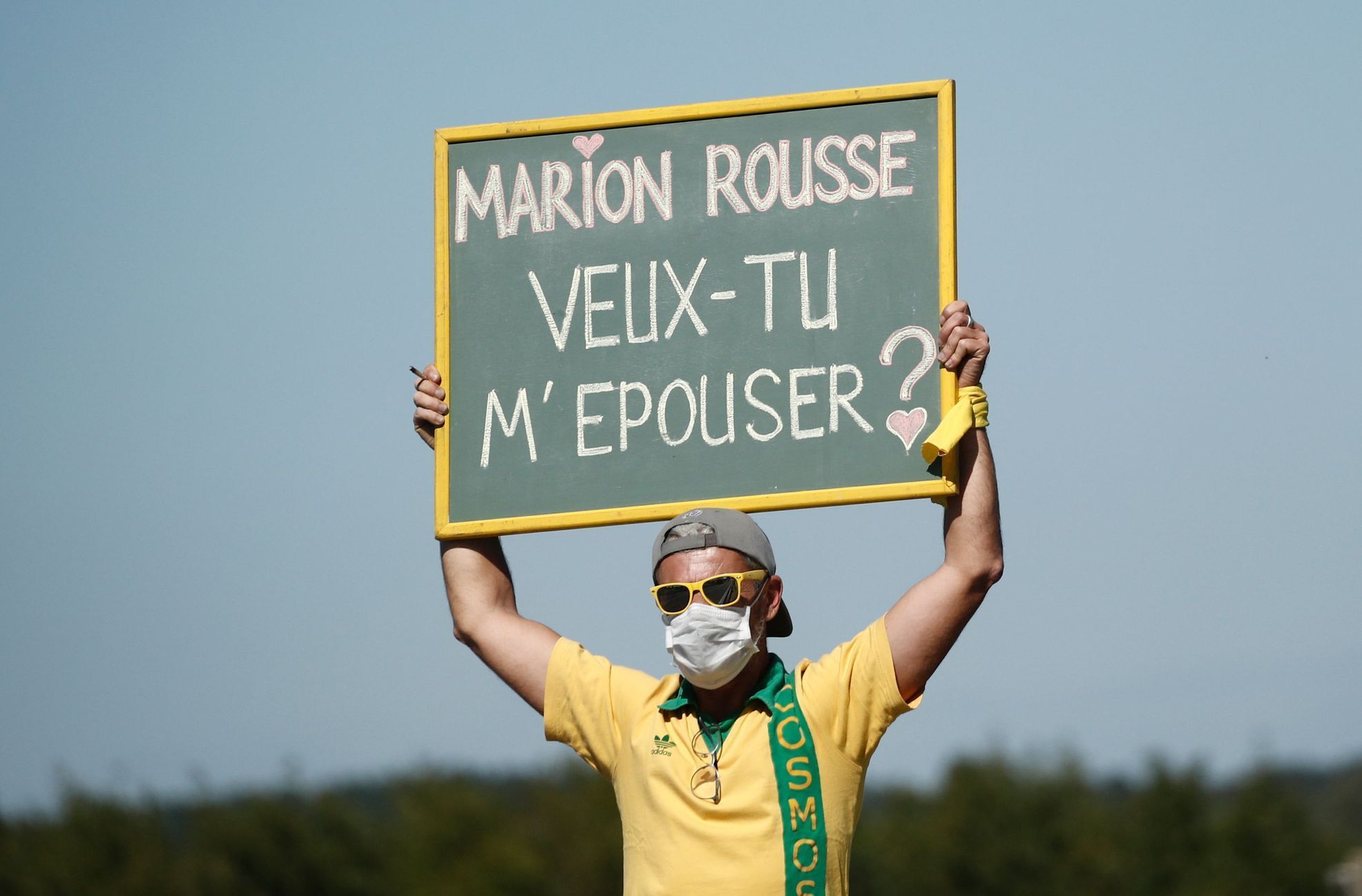 Tour de France 2020: Fanoušek s cedulí: "Marion Rousseová, vezmeš si mě?"