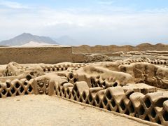 ruiny kdysi velkolepého chimského města Chan Chan, Peru