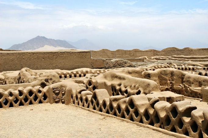 ruiny kdysi velkolepého chimského města Chan Chan, Peru